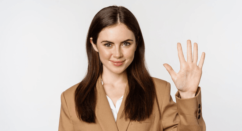 a girl show 5 with her hand